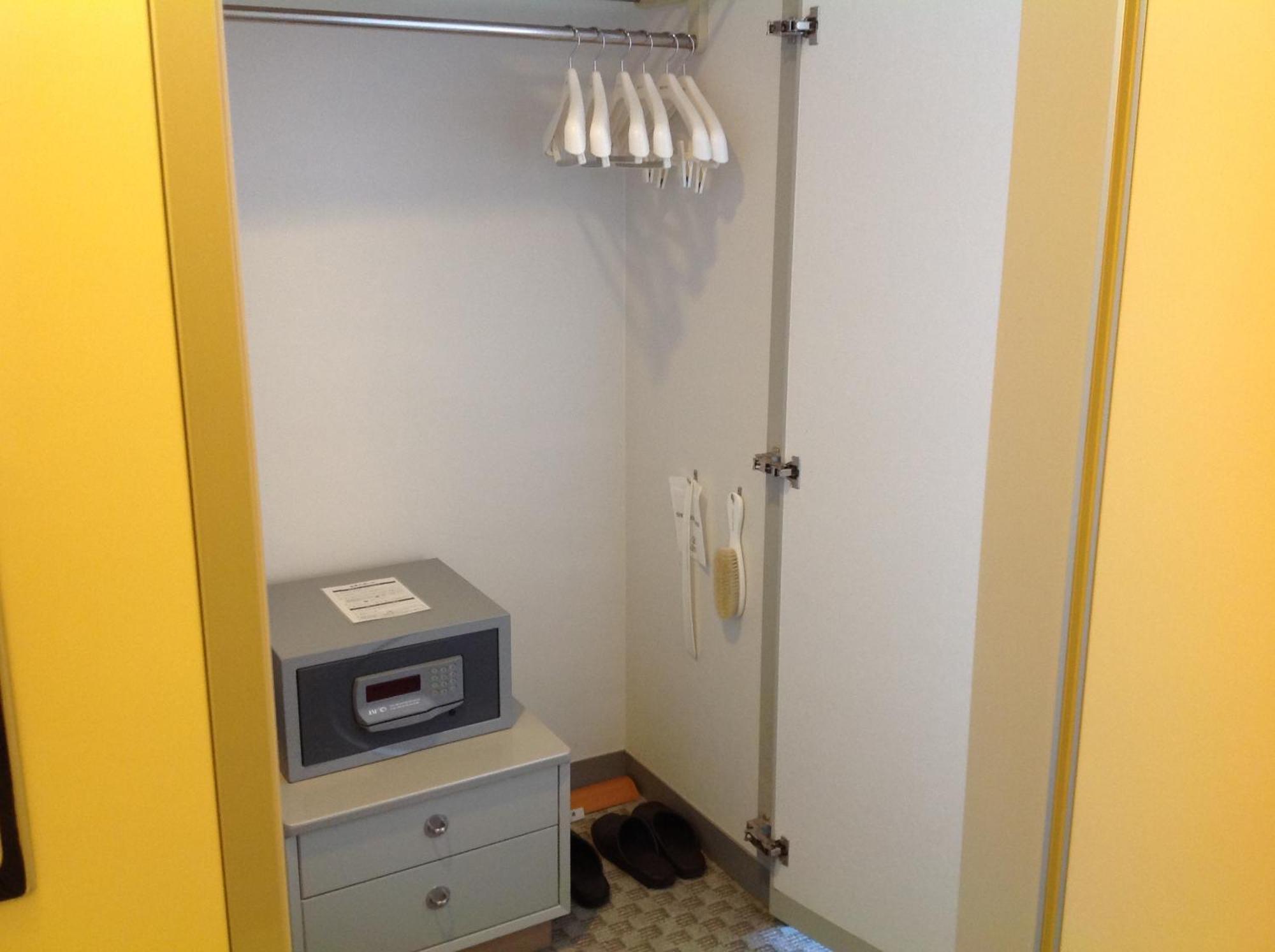 Shin Furano Prince Hotel Phòng bức ảnh A safe in a hotel room