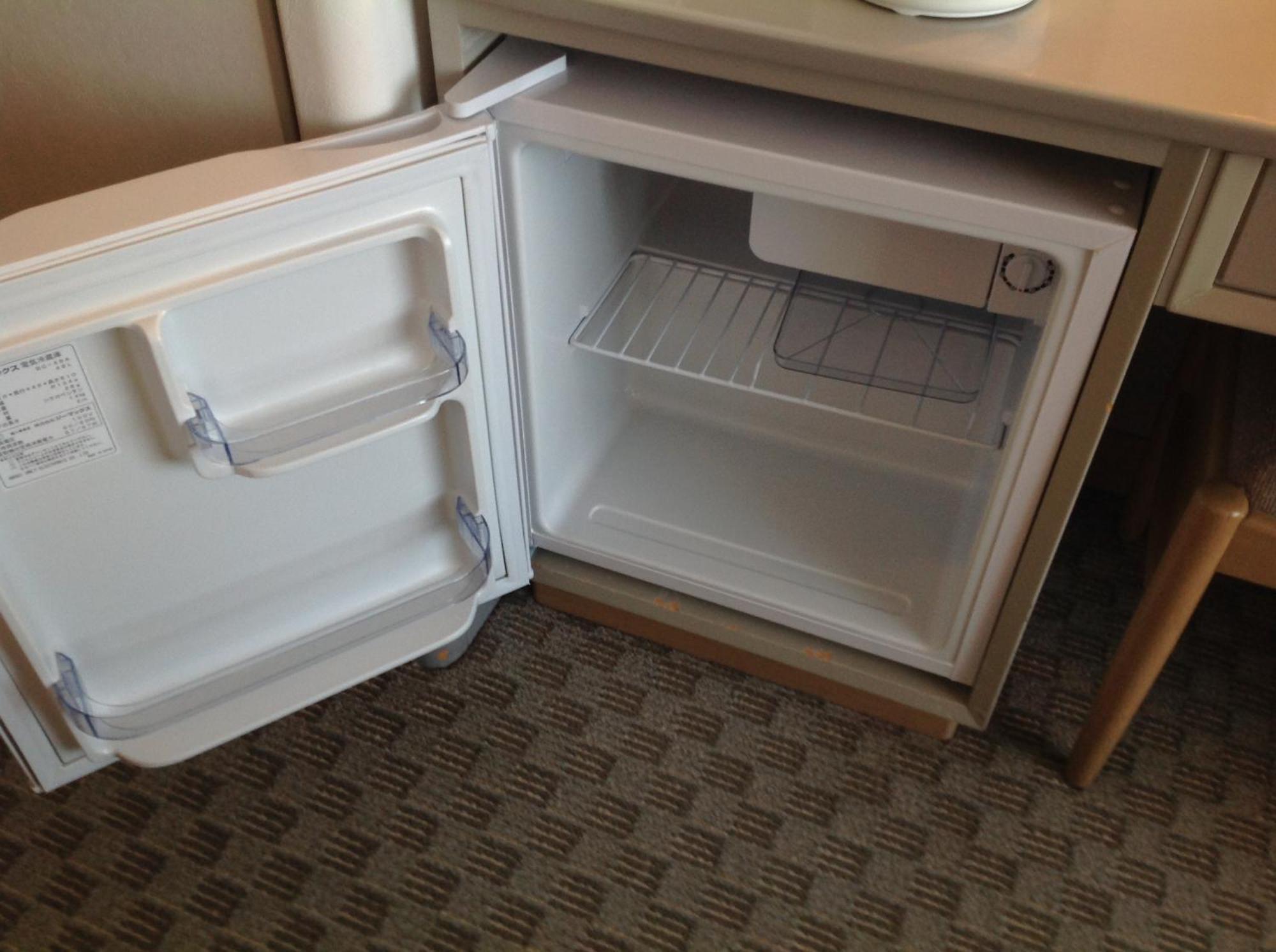 Shin Furano Prince Hotel Phòng bức ảnh A mini-fridge in a hotel room