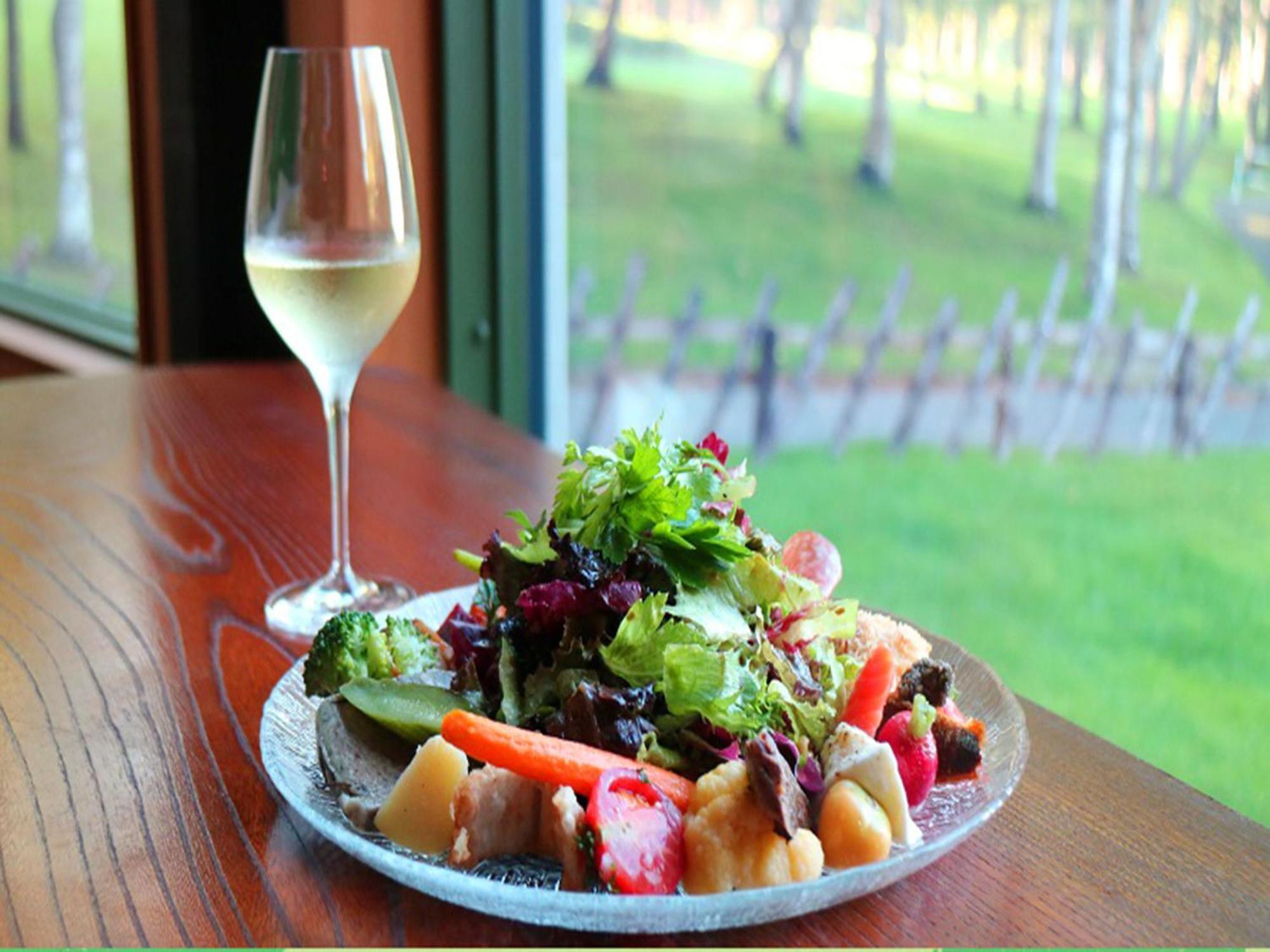 Shin Furano Prince Hotel Ngoại thất bức ảnh A salad with a glass of wine
